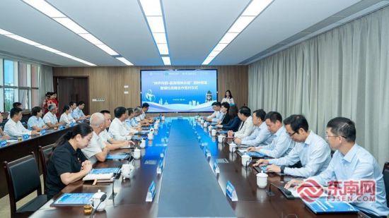 “钟声传韵・嘉庚精神永续”嘉庚主题铜钟揭幕暨银校战略合作仪式在厦门海洋职业技术学院举行(主办方供图)